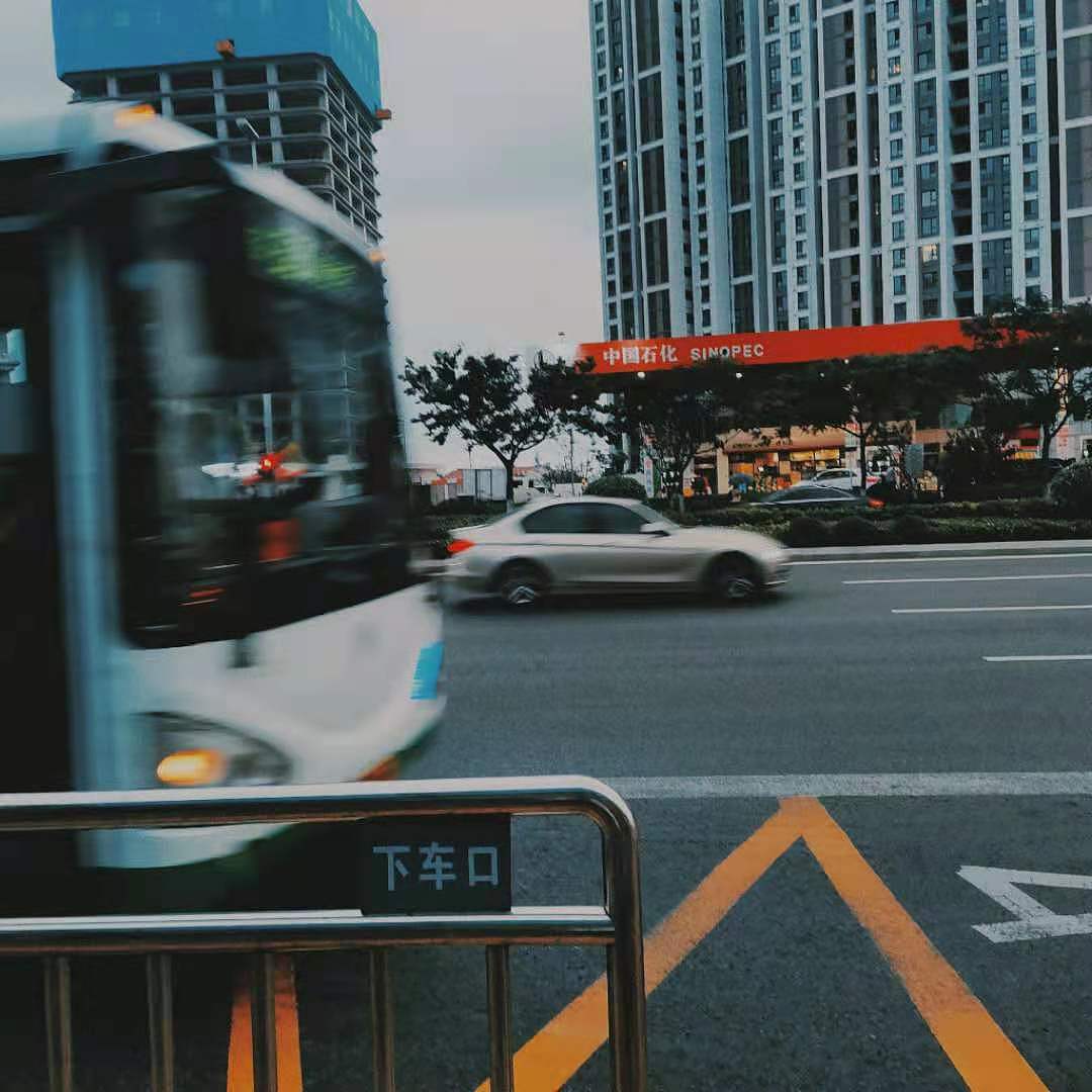 等公交的人