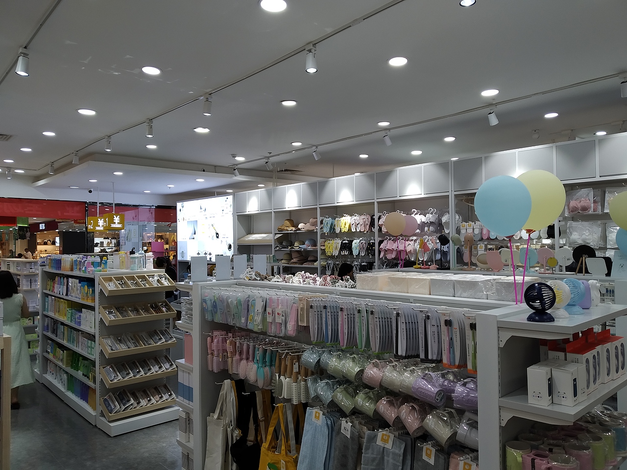 诺米货架nome货架名创优品十元百货店的发展前景