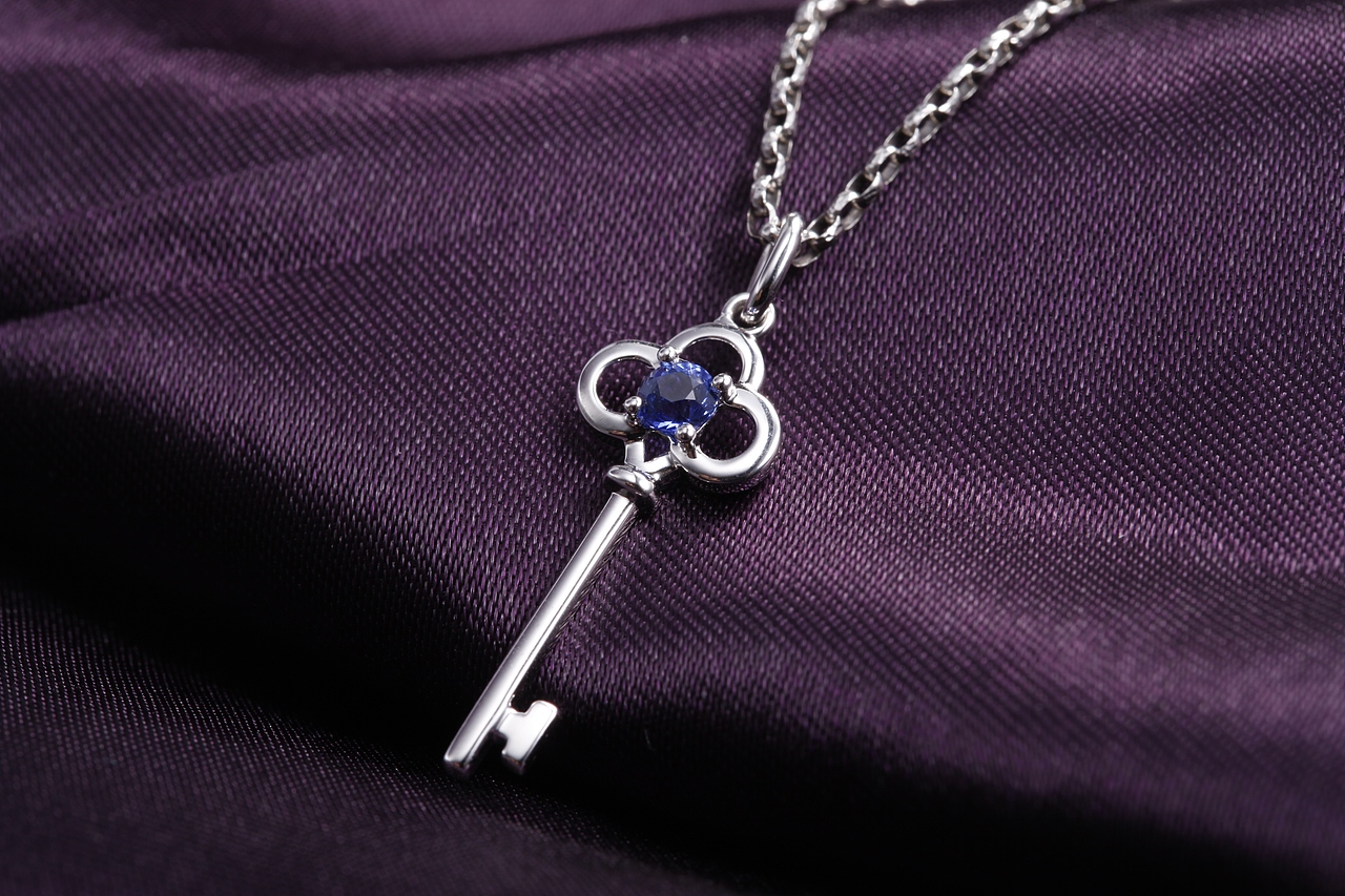 珠宝摄影 首饰摄影 《蓝宝石K金吊坠》（图ZMTEyODE3MjQ=） - 产品摄影 - 站酷设计师karlllll原创素材 - 站酷ZCOOL