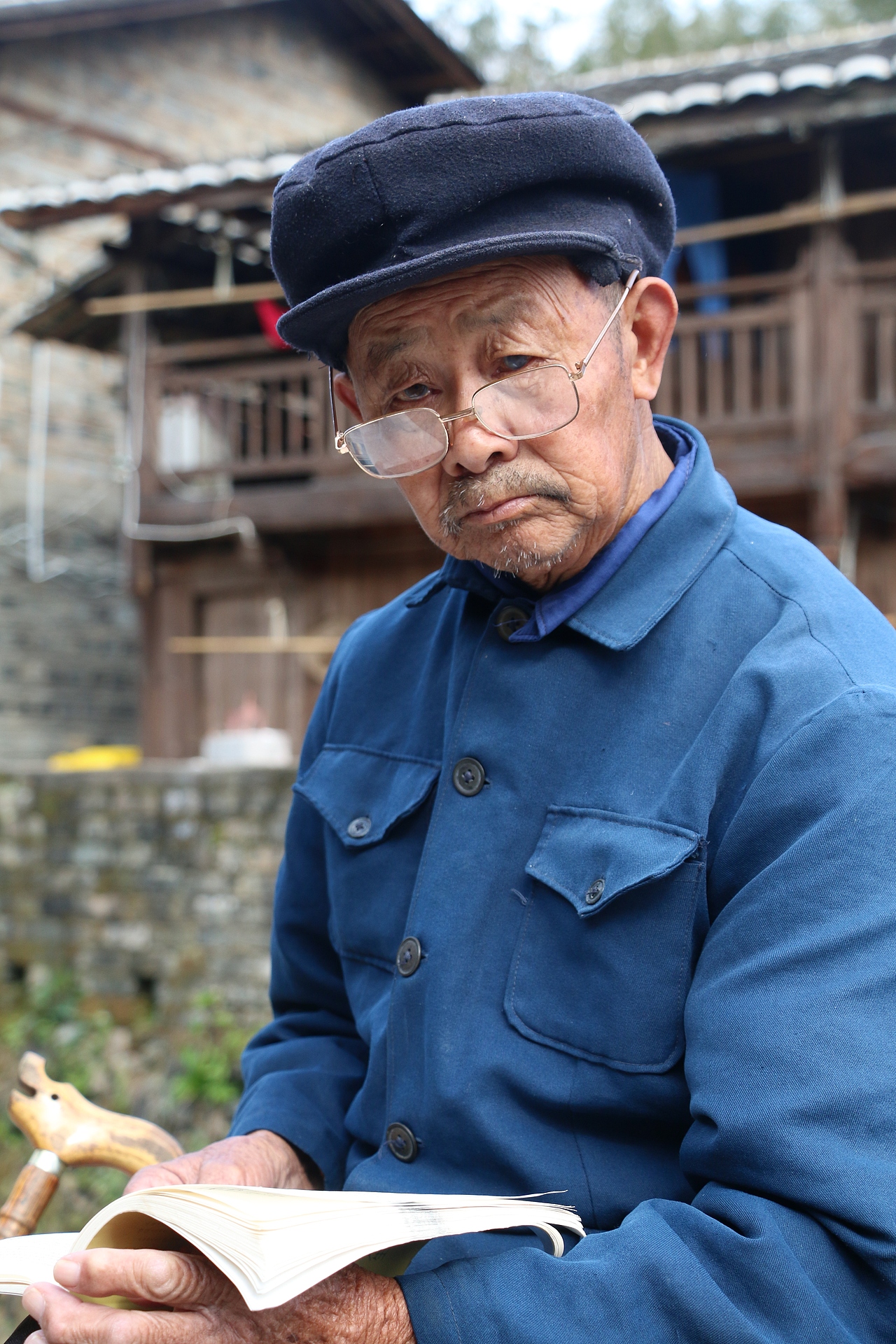 刚看到时候阿公就坐在小河边的木雕栏杆上在看一本小学的历史书,感觉