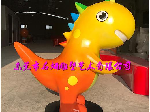 幼儿园小区装饰玻璃钢恐龙卡通雕塑群映入眼帘
