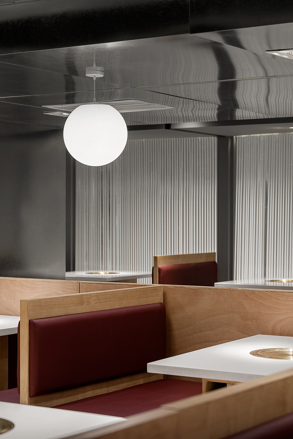 项目名称:韩时烤肉·北京店
使用面积:540㎡<br>项目地点:北京枫蓝国际购物中心2层<br>项目用材:肌理漆、水磨石、亚克力、镀锌钢板等<br>项目摄影:江南<br>设计公司:艺鼎设计