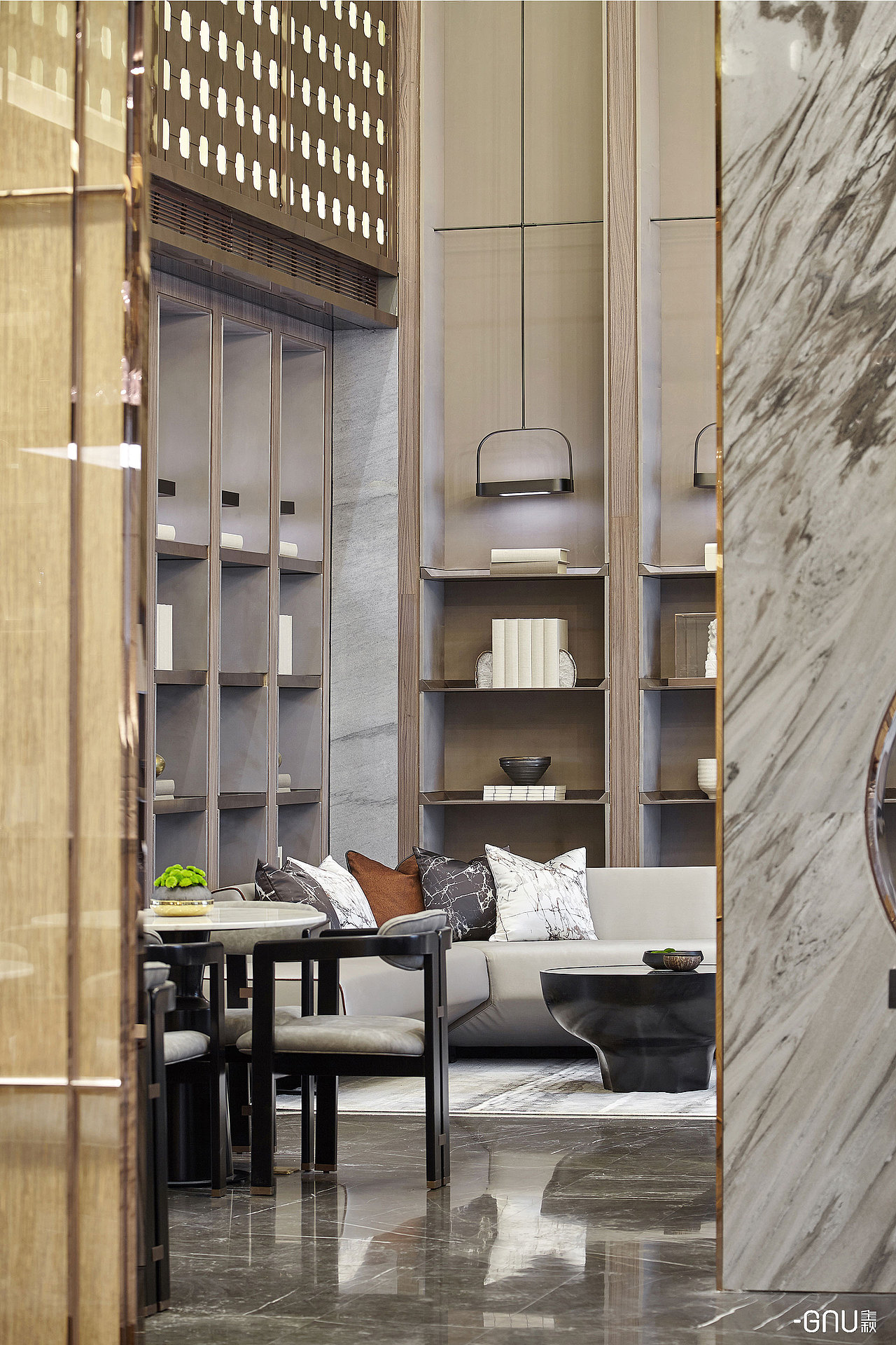 
<br><br>设计师采用高级灰咖色系为主色调，绯红高级灰为点缀色，它们的搭配能驾驭任何一种风格。整个空间很耐看，恰到好处的中性色，引领时尚潮流。拉丝铜、皮革等在内的元素，让销售中心的空间营造出温馨的住宅氛围。