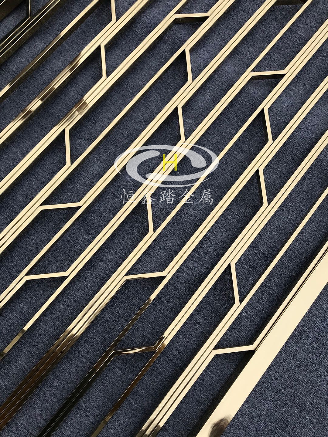 商场、服装店面不锈钢镜面金色现代轻奢屏风隔断  