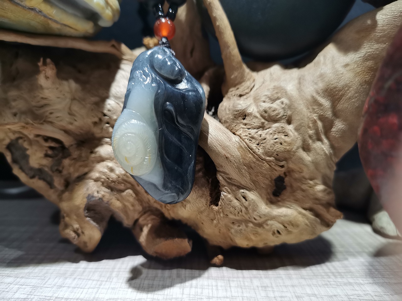 青花籽料扭转乾坤蜗牛挂件俏色巧雕象原玉雕新疆和田玉