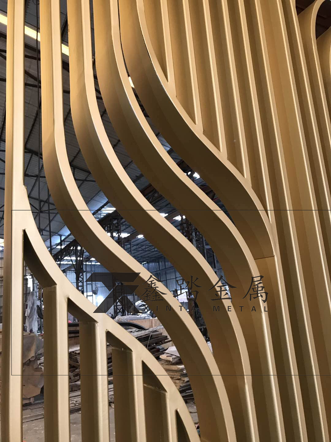 氟碳喷漆镀锌板镂空屏风厚重的色彩运用让实际效果高贵