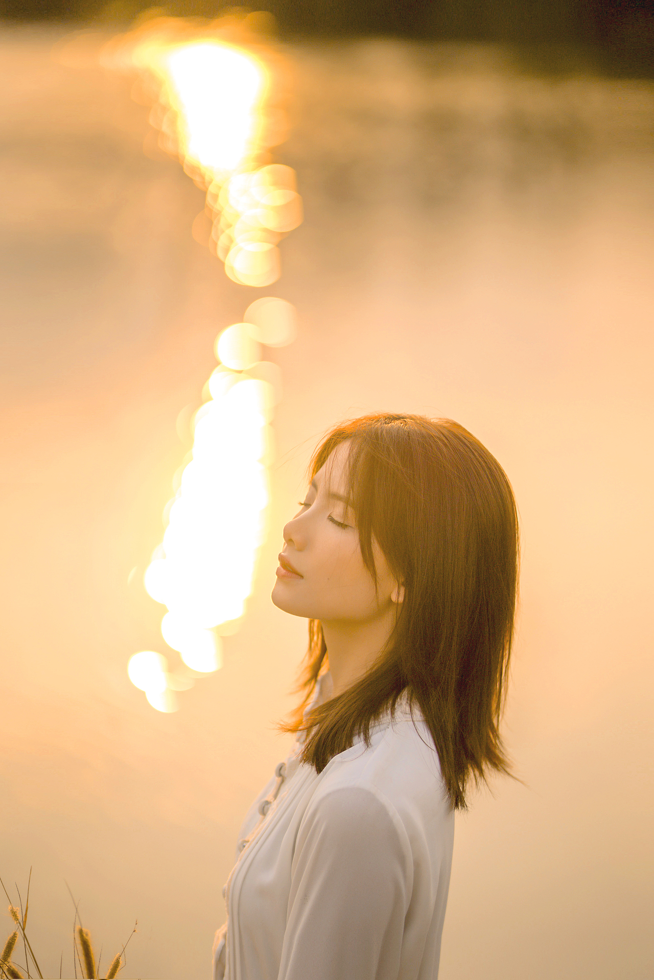 湖畔晚霞女孩图片修图