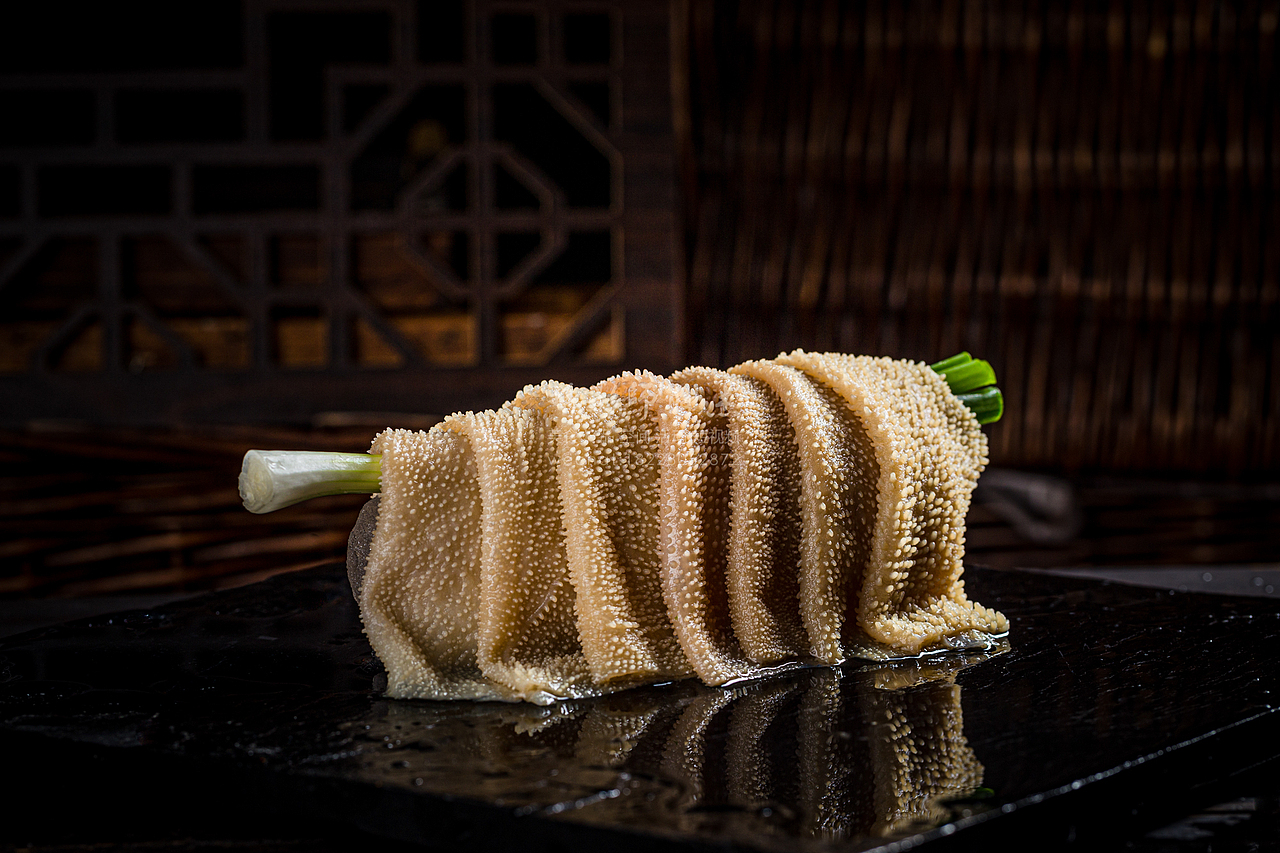 一组暗调小火锅食材拍摄