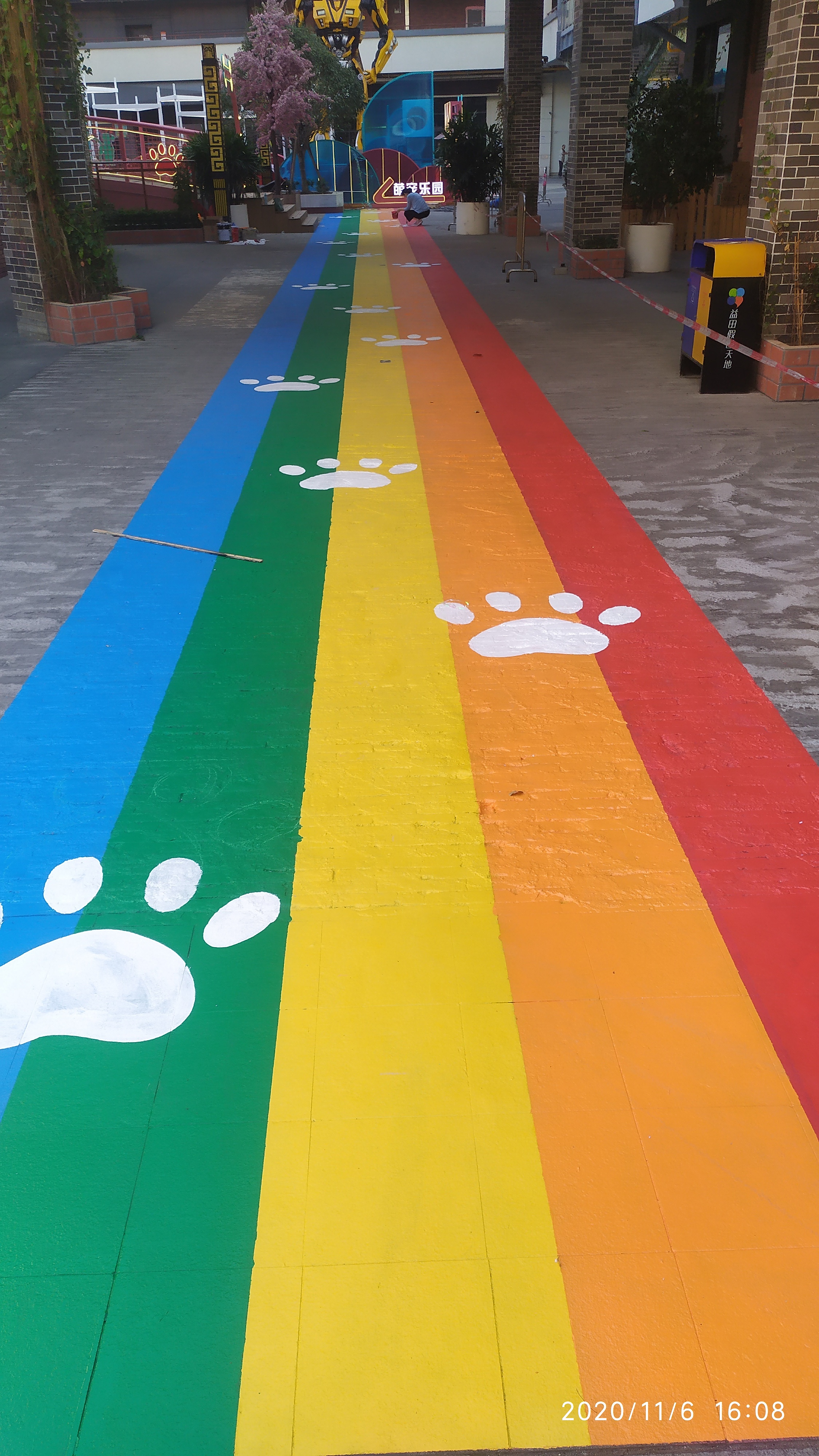 南海桂城益田假日广场集装箱潮涂鸦 涂鸦彩色跑道案例