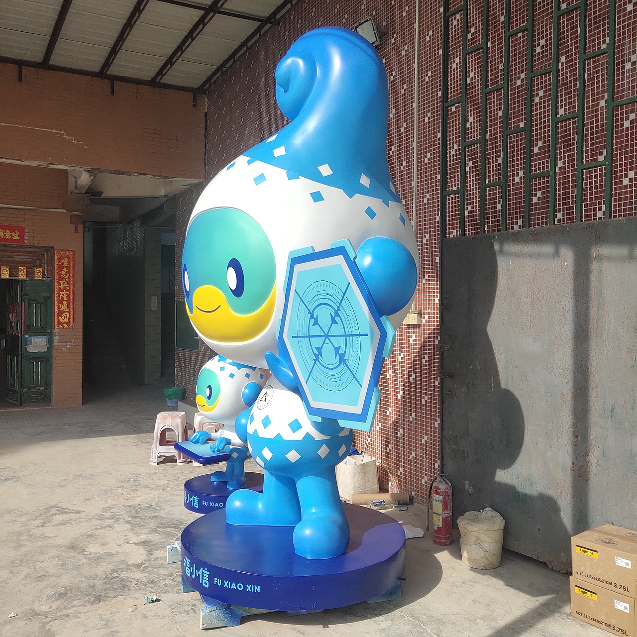 校园毕业季创意卡通定制形象IP吉祥物玻璃钢公仔雕塑