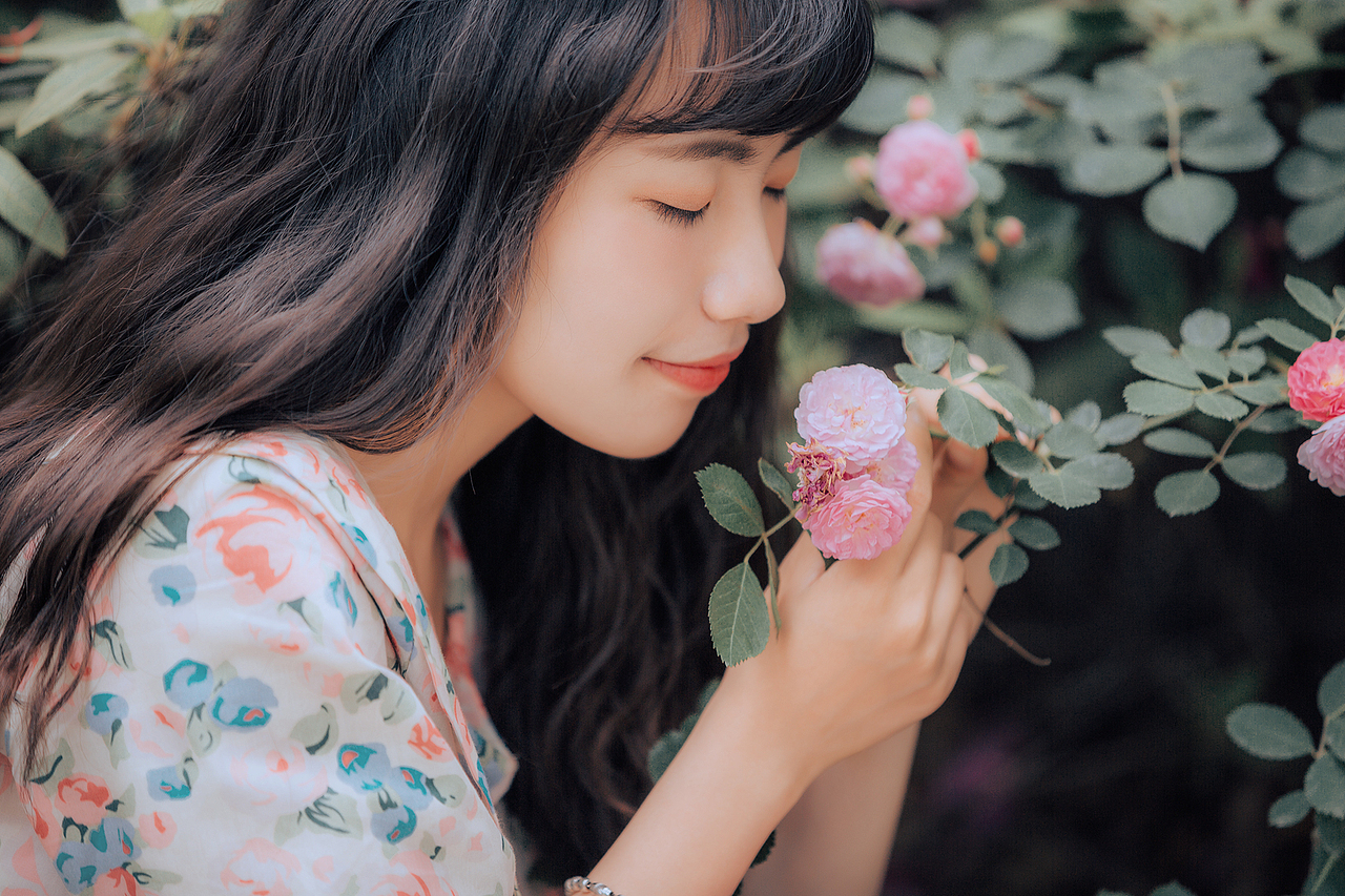 等风来，等花开，等你一个动人的微笑（图ZMTIxMzMzODYw） - 人像摄影 - 站酷设计师龍二哥原创素材 - 站酷ZCOOL