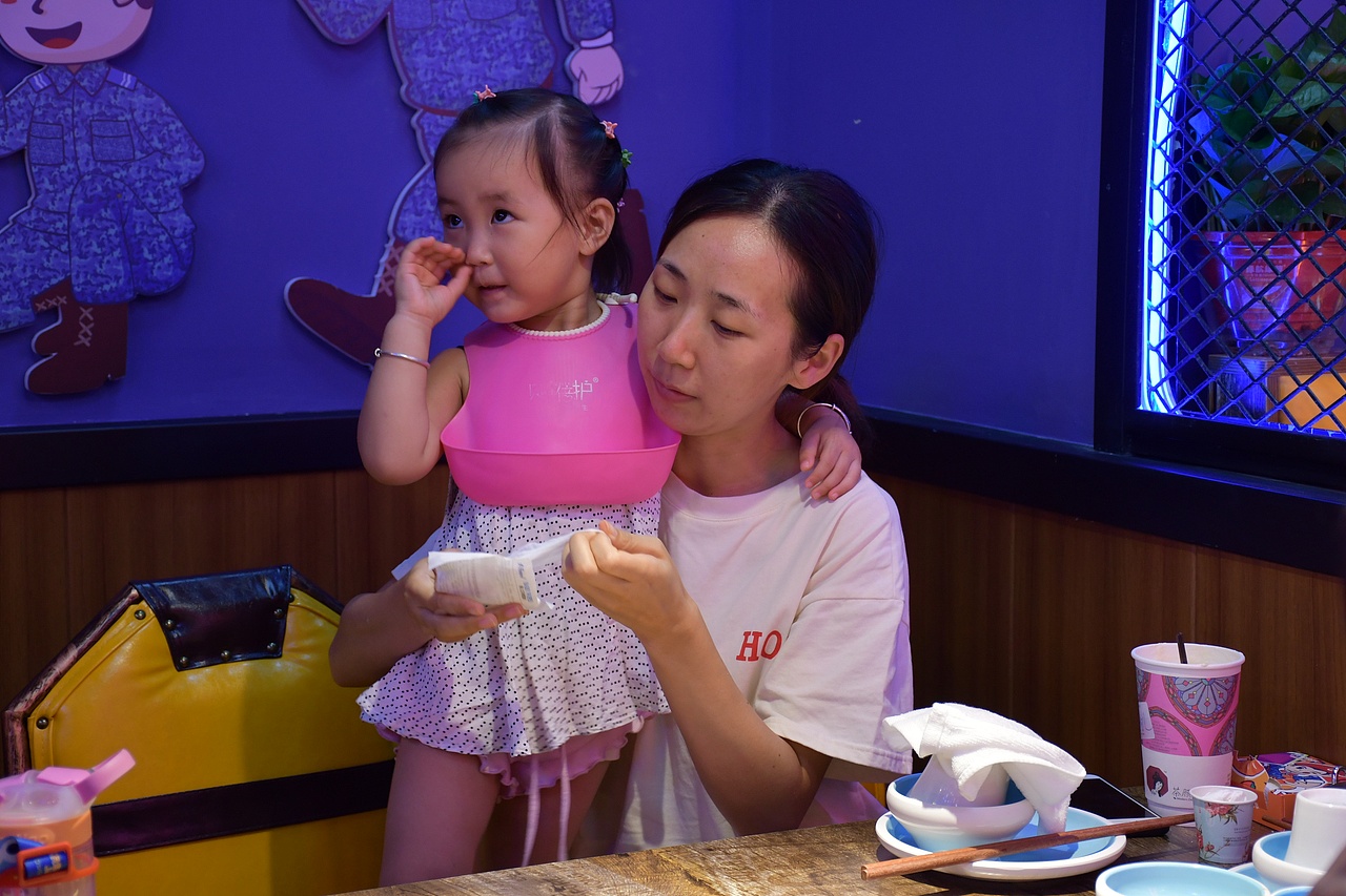 阿味大虾火锅连锁餐饮旗舰店实景拍摄 - 连锁加盟品牌（图ZMTcyNDkwMjUy） - 人像摄影 - 站酷设计师英皇视觉原创素材 - 站酷ZCOOL