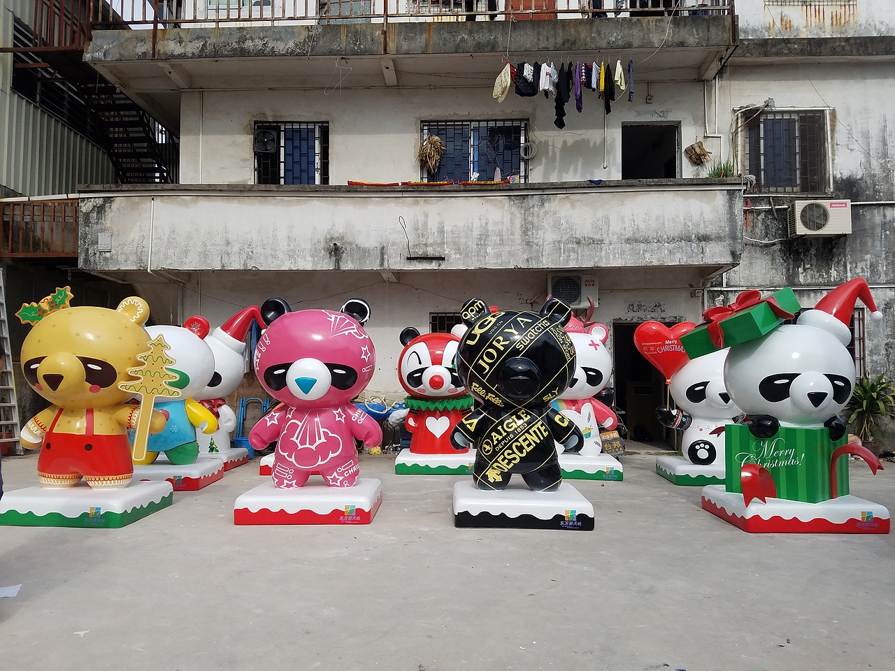 商场活动IP节日萌萌风格装饰摆件玻璃钢彩绘卡通熊雕塑