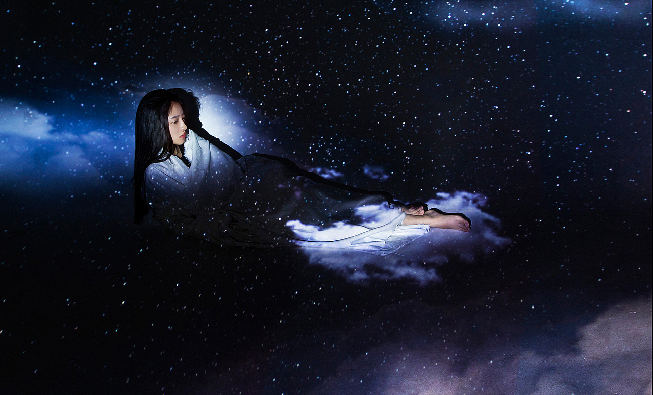 敦煌鸣沙山星空/模特/王予抒/凌晨与小伙伴在鸣沙山拍下的星空,希望给人一种在星空中小憩的感觉。