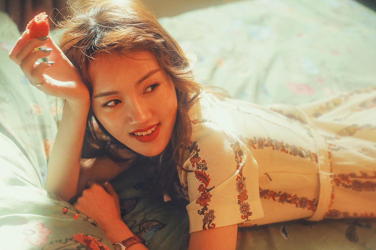 侧耳倾听（图ZMTA3NDQ1MTcy） - 人像摄影 - 站酷设计师虾儿是我原创素材 - 站酷ZCOOL