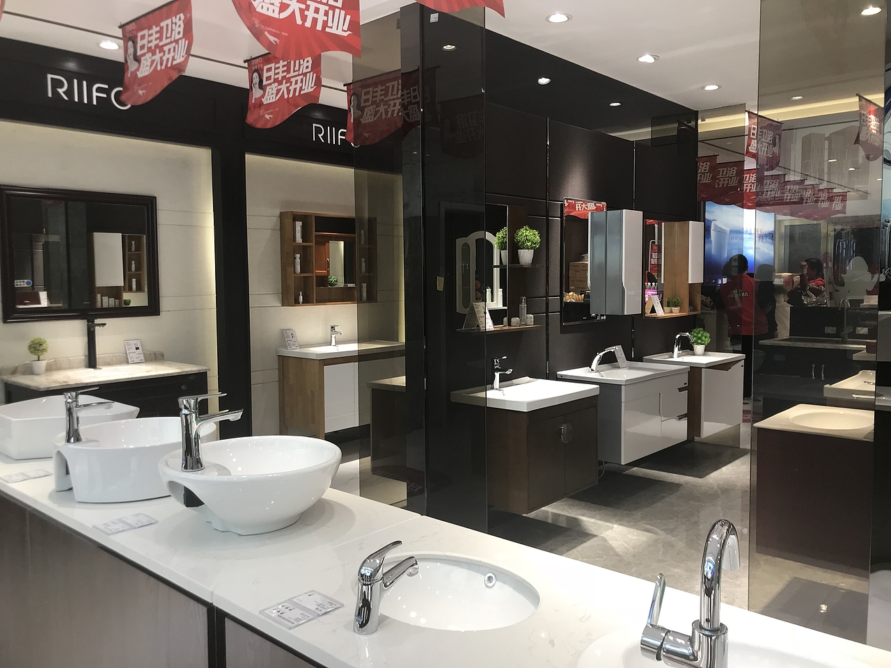 日丰卫浴专卖店(宜宾店)&卫浴门店精品实景图
