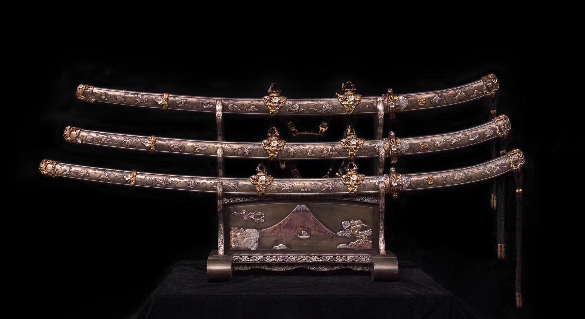 【铜鎏金错银刀】