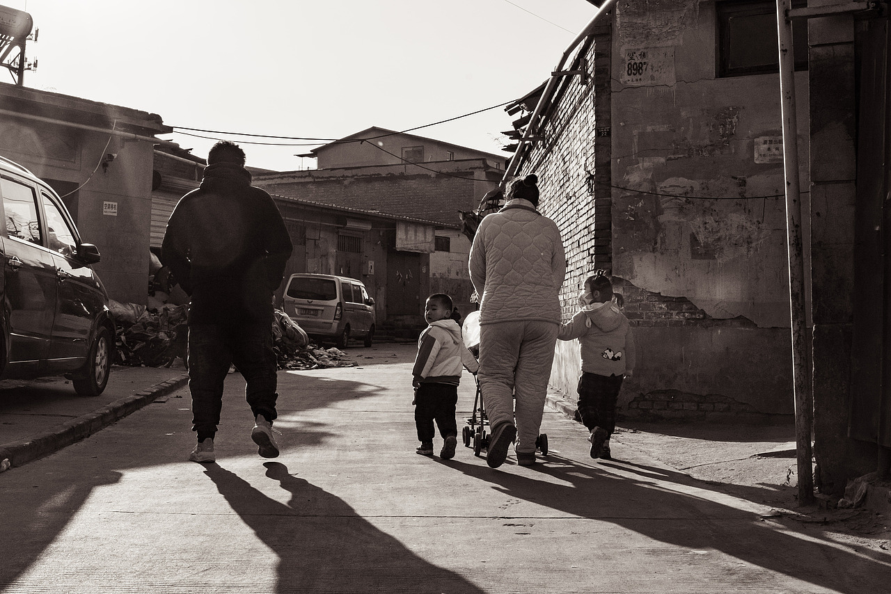 一家人走过,男孩回头望向我。