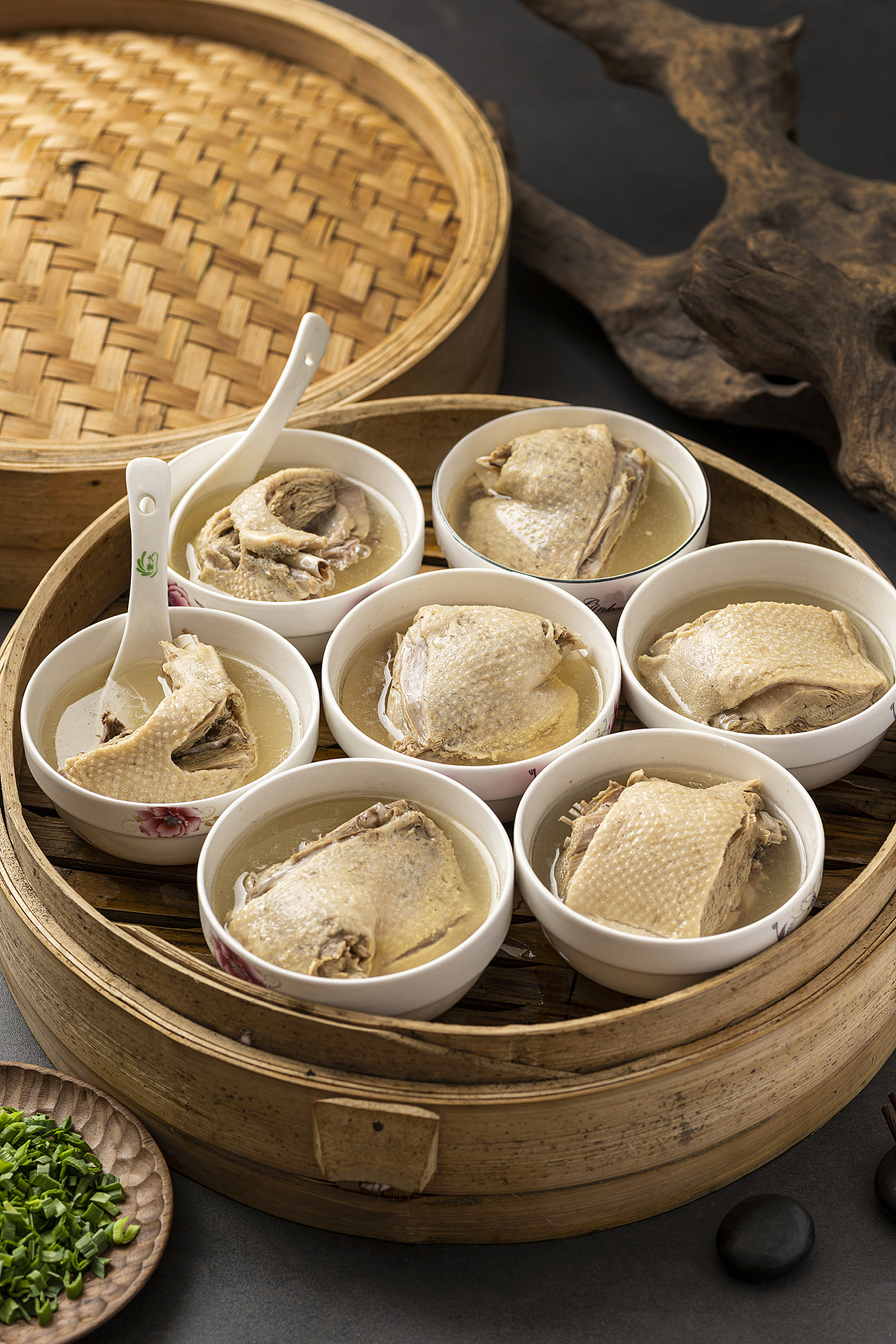 延陵鸭饺 br>延陵历史悠久,自古盛产一种吃稻谷长大的秋鸭,体型健壮