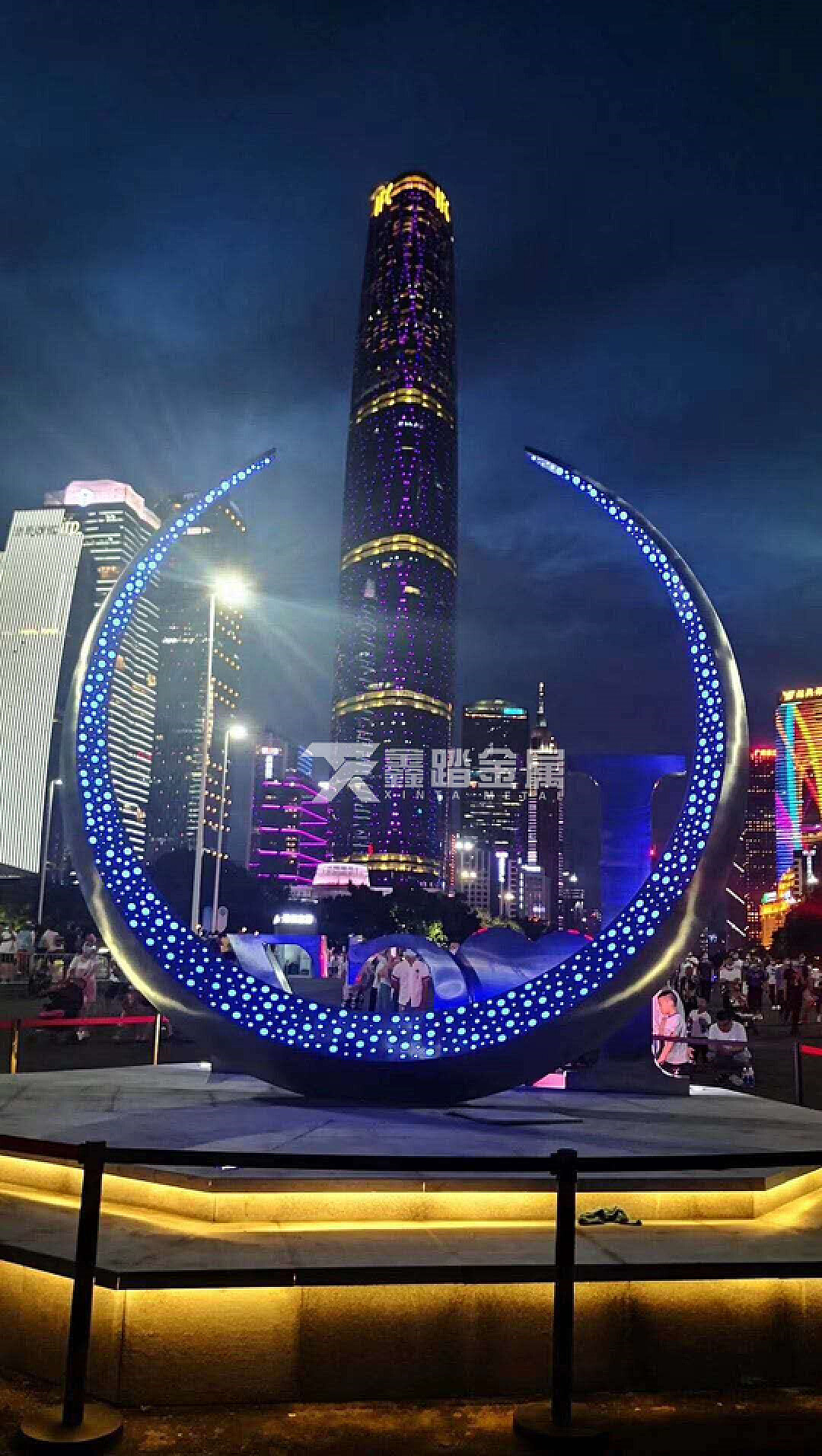 现代城市不锈钢灯光雕塑 水景不锈钢镂空发光月牙雕塑