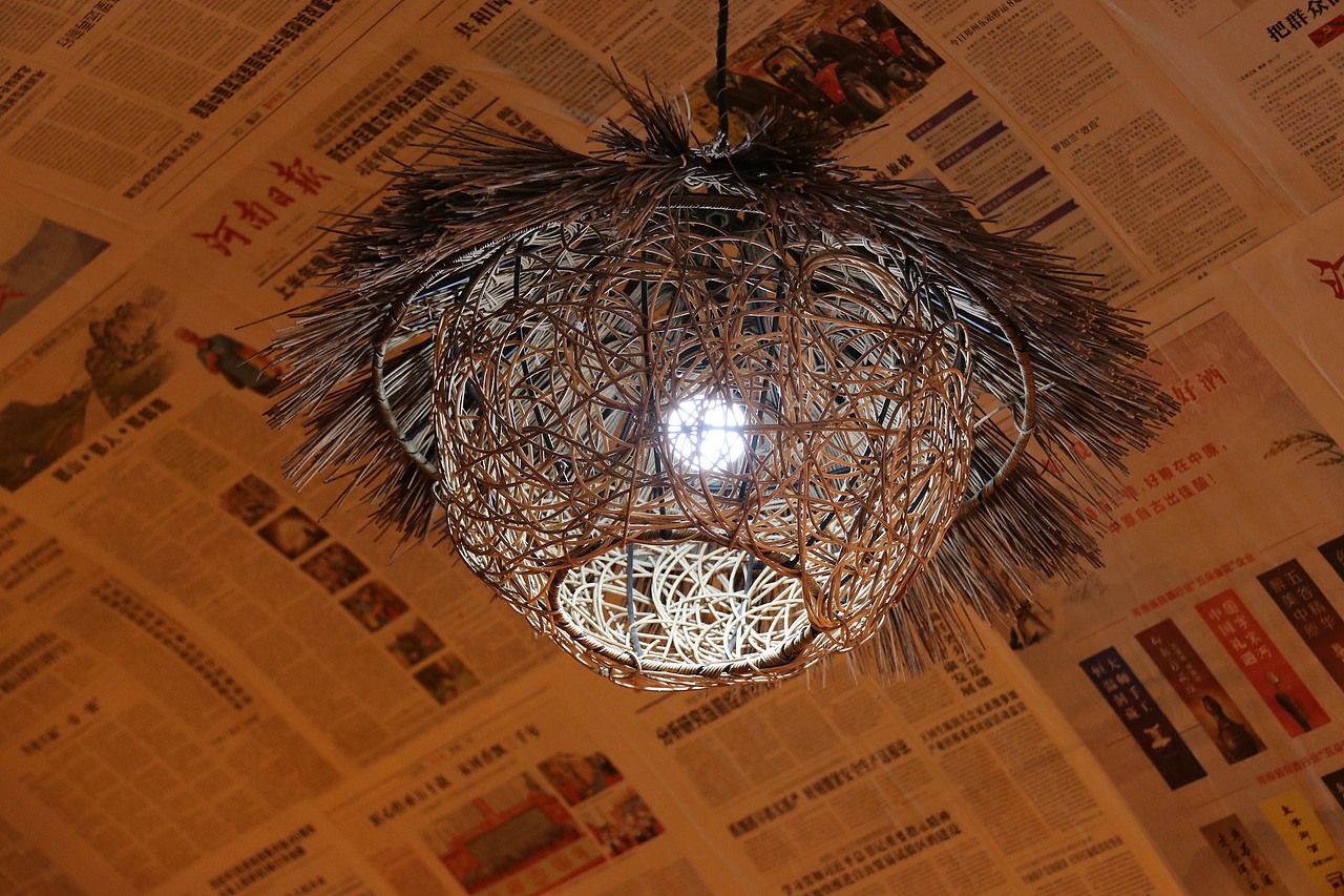 报纸糊的天花板