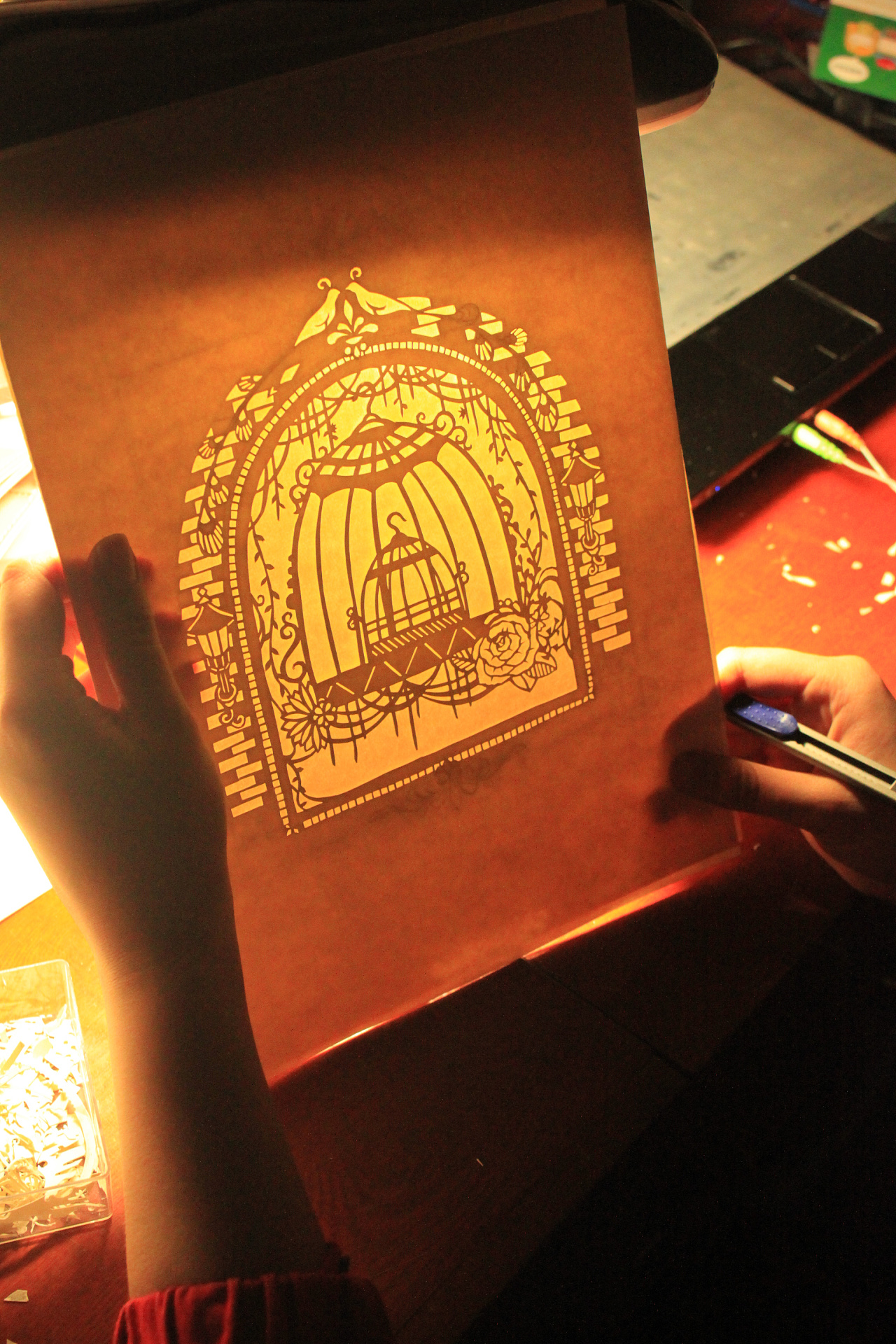 作品形式:以西方刻纸的艺术表现形式制作书籍装帧.