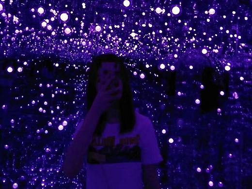 梦幻般的星空由各种钻石灯光组成的通过立体镜面折射