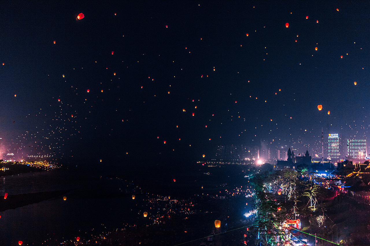 西双版纳傣族泼水新年节天灯祈福