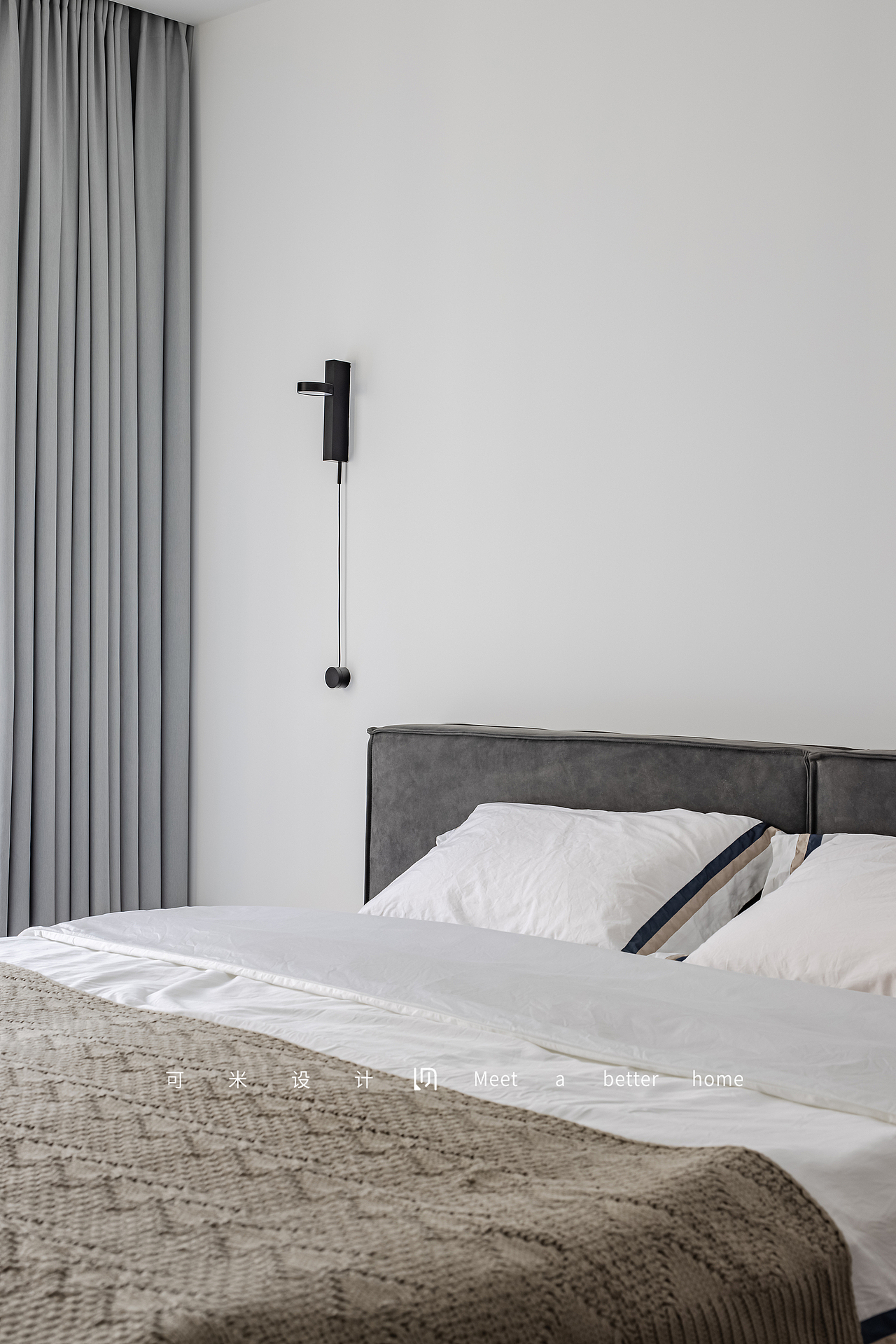 黑色的简约壁灯,渗透现代设计理念,营造出强烈的空间感,散发理性摩登的气息。