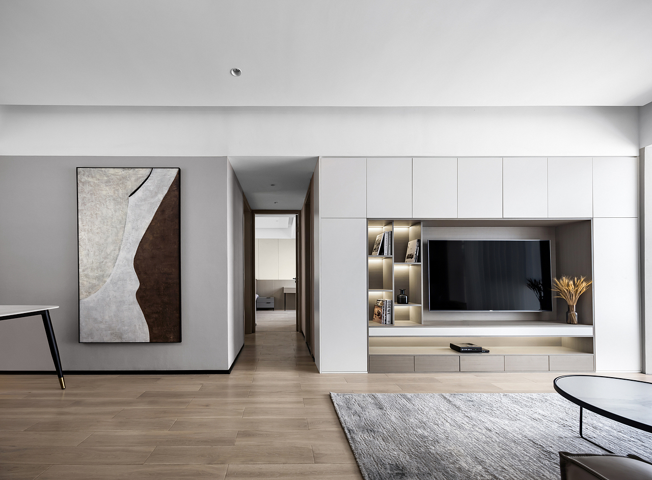 电视背景墙简约的设计,美观与收纳结合,把电视嵌入整体柜体设计,留下充裕的收纳空间。