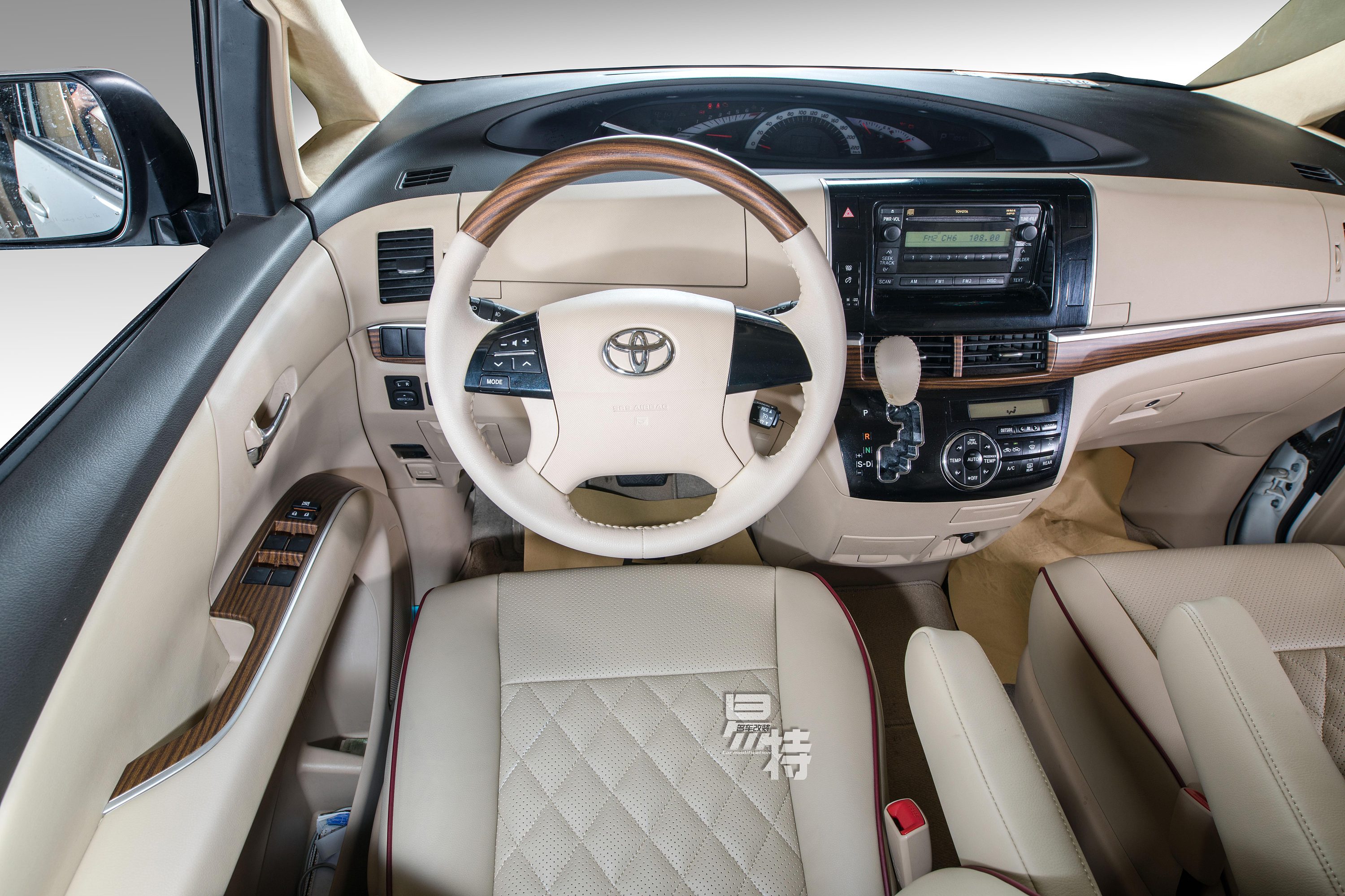 丰田普瑞维亚白|摄影|产品摄影|品驭内饰定制大师 - 原创作品 - 站酷