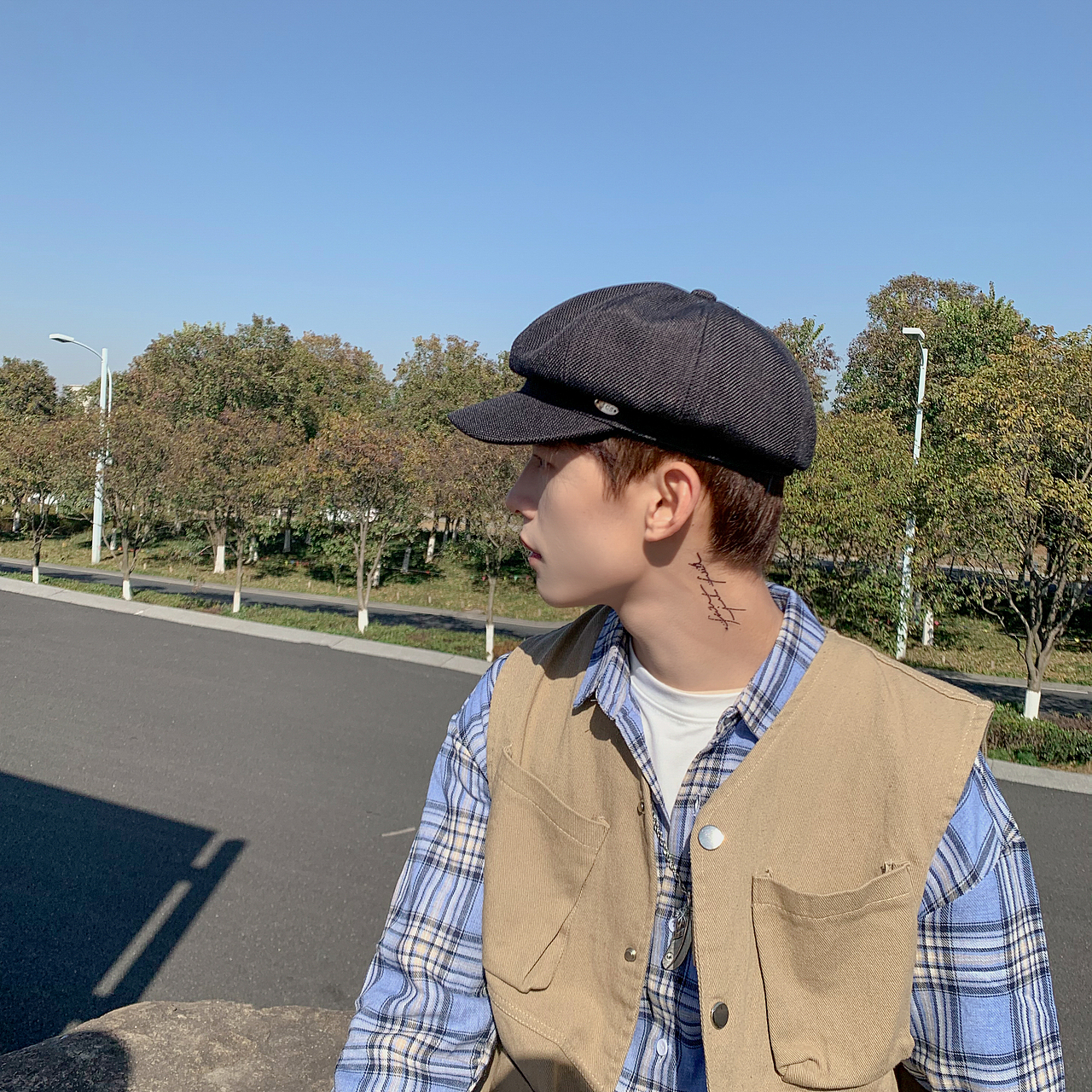 男女式帽子拍摄潮牌港风韩版鸭舌帽模特外景蓝天背景