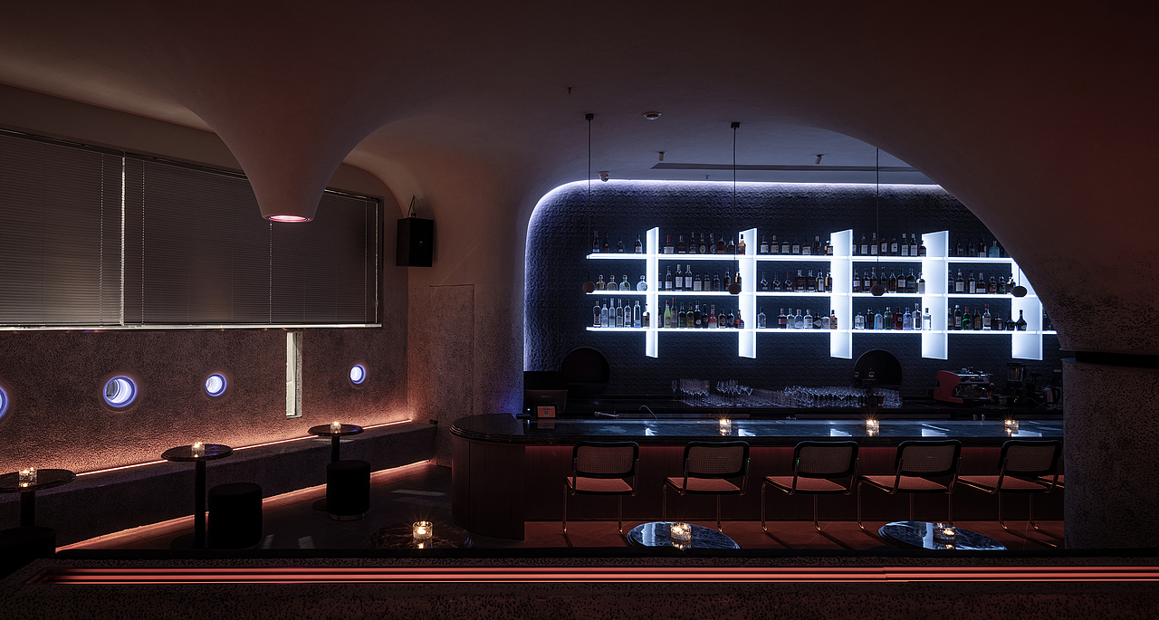 连接过去与未来
<br>“SWAY”的标识也通过设计手法被切割、错位再重新连接，处理成可视化的折叠状态。<br>通过品牌核心概念延伸出的辅助图形，是以星体圆形结构为基础，其微小的结构变化更是星体从诞生到虚无的生命过程。<br>标识与空间融合后产生了奇妙的化学反应。