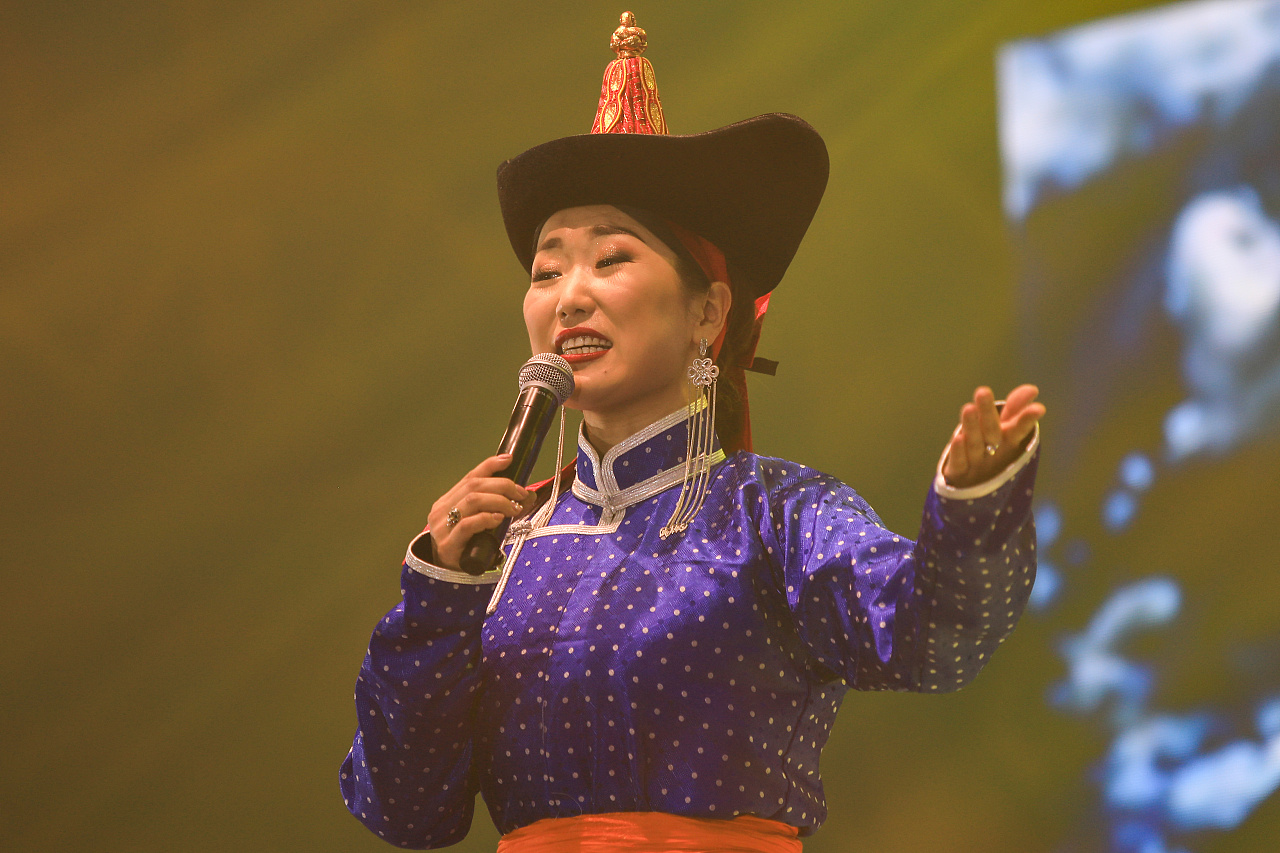 苏尼特歌手其布日琪琪格