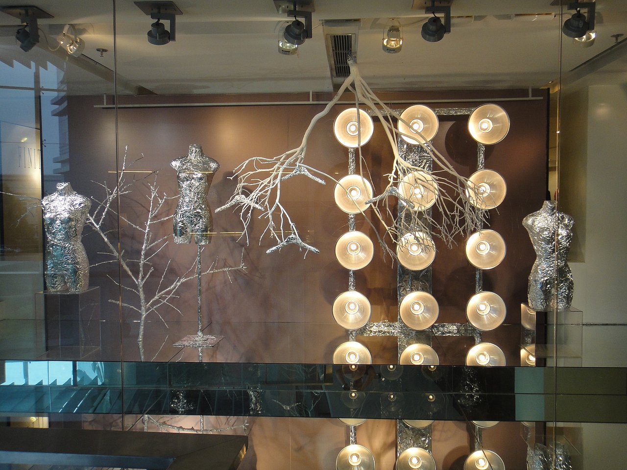 櫥窗美陳設(shè)計(jì)（圖ZMzYyODA1MDQ=） - 展陳設(shè)計(jì) - 站酷設(shè)計(jì)師cody79原創(chuàng)素材 - 站酷ZCOOL