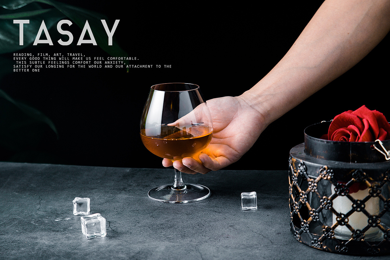 一组酒杯拍摄,手托着杯是为了把温度传递到酒里