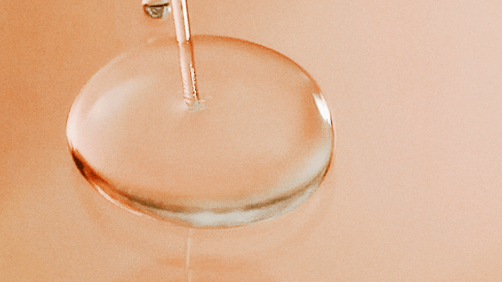 做疏水层处理后,让玻璃模拟出荷叶表面的超疏水效果,
水珠变得饱满而灵动起来