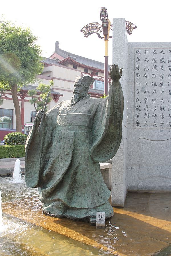 大雁塔广场的城市雕塑