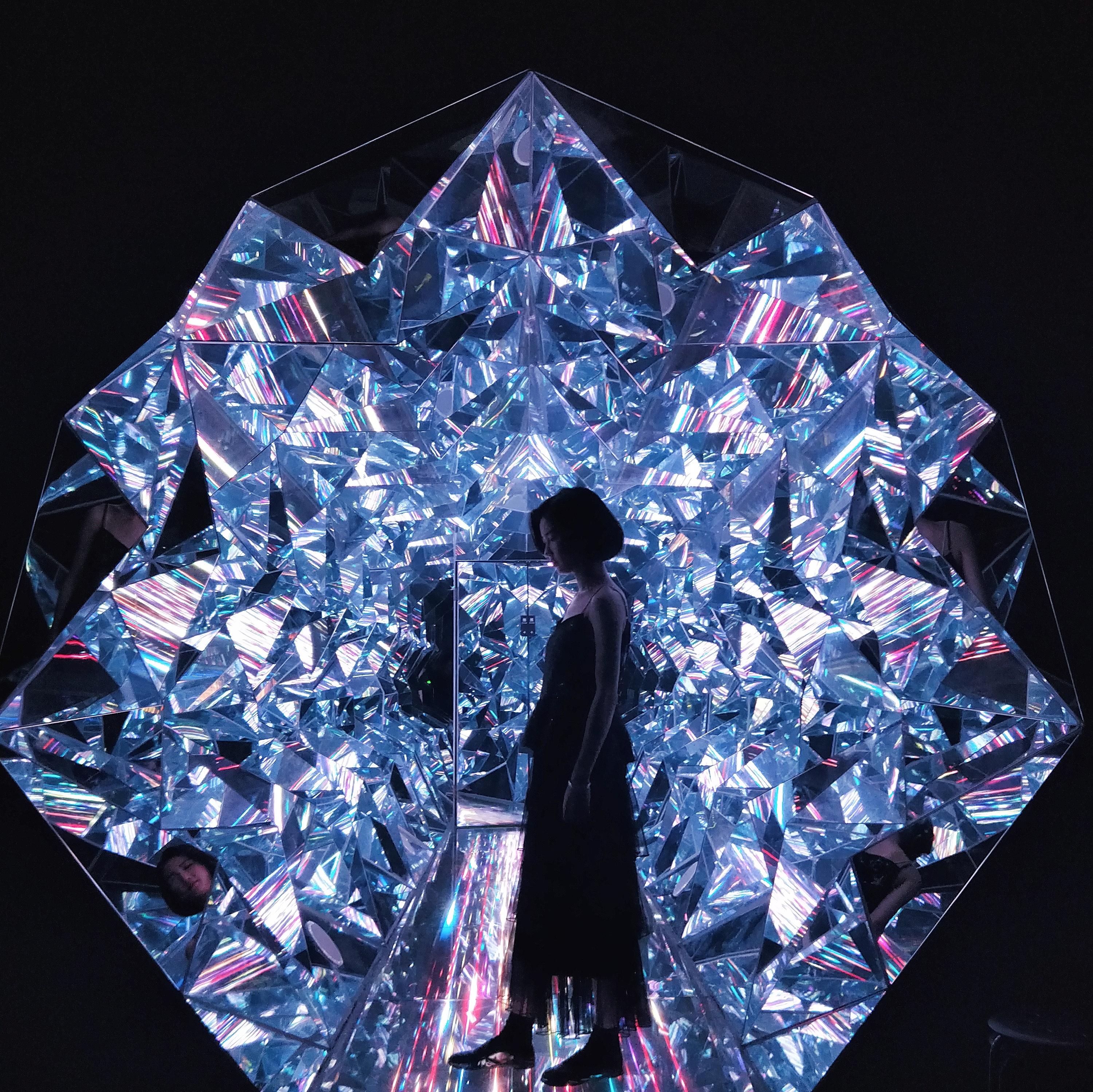 全新新媒体互动艺术灯光装置《钻石隧道》