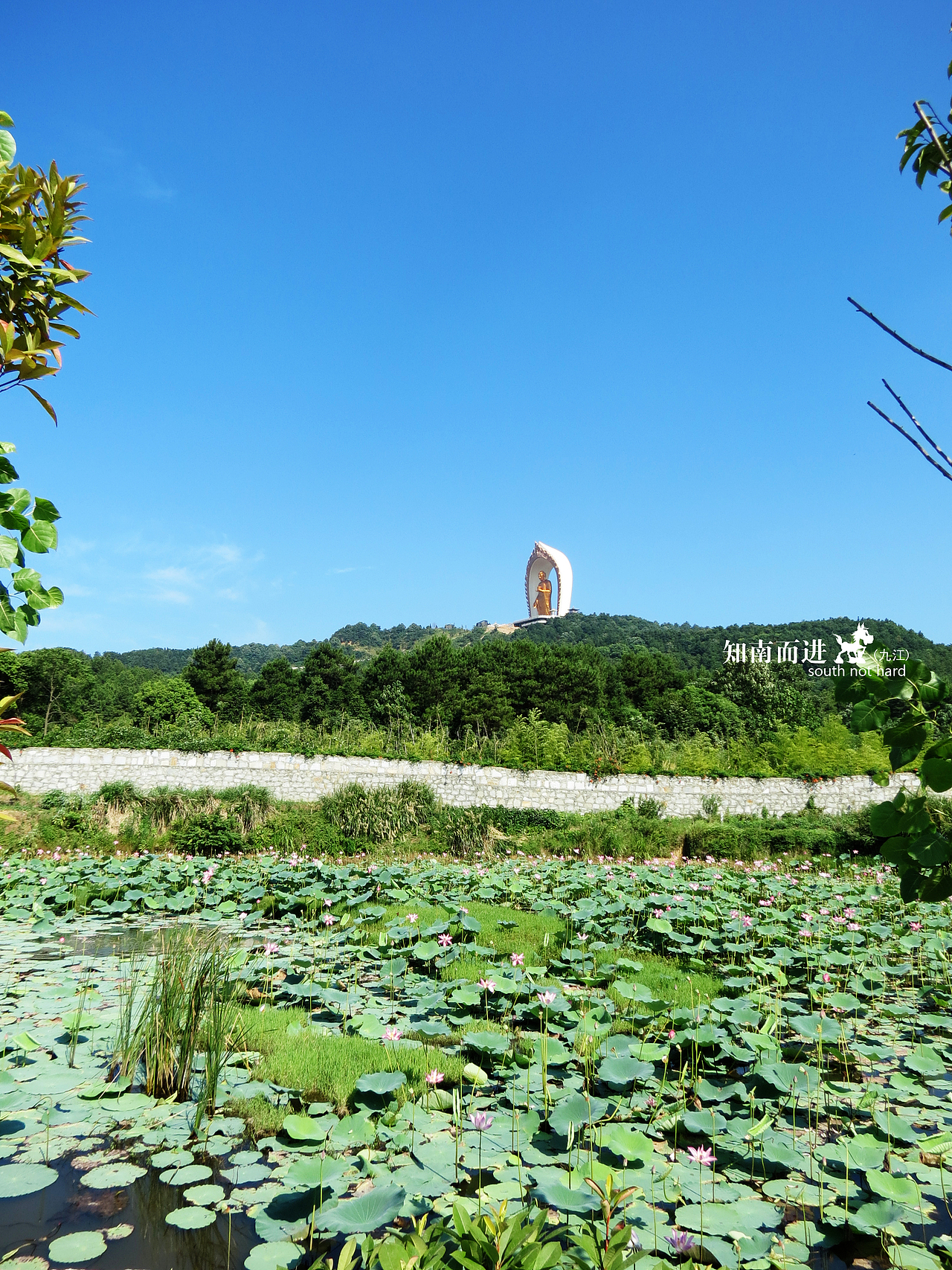 骑在自行车上突然发现这尊大佛。壮观的一塌糊涂。到山下一问这尊佛就叫阿弥陀佛,也称东林大佛。是亚洲第一大露天阿弥陀佛像。还主动说如果我要上去拜佛可以把自行车停在她这里。