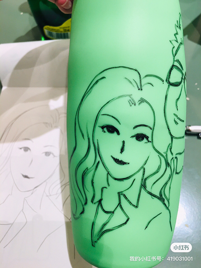 在武汉广场宝姿PURE为顾客画头像杯子（图ZMzMzOTkxNjI4） - 商业插画 - 站酷设计师曾biubiu原创素材 - 站酷ZCOOL