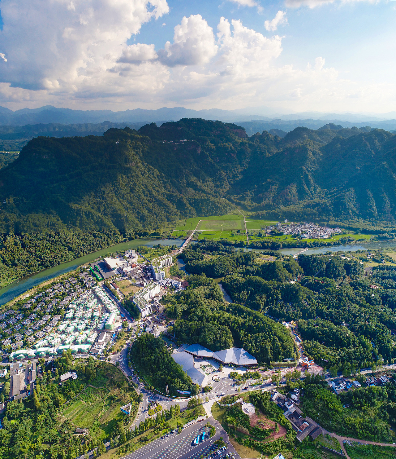 航拍跟拍这个夏天的二进齐云山