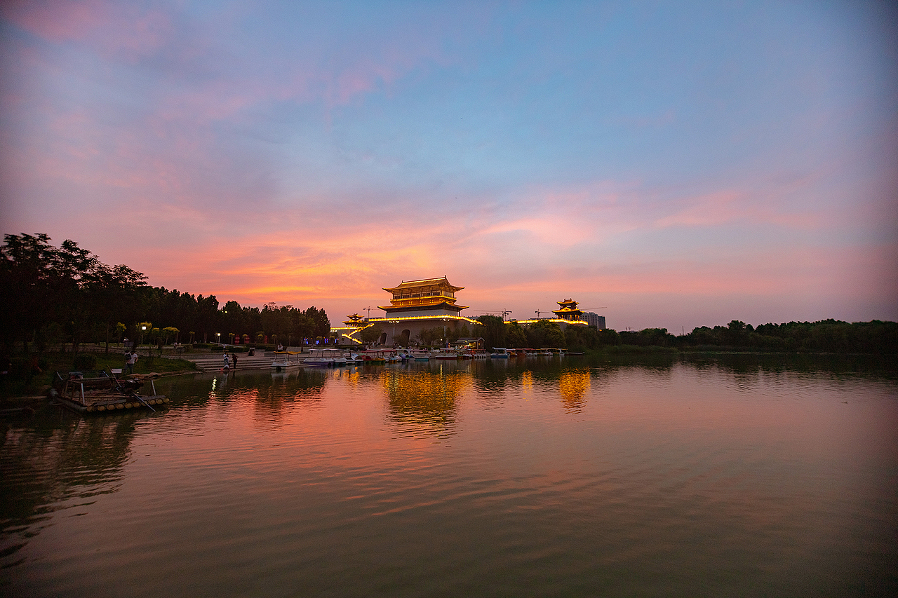 周末有晚霞的魏祠公园