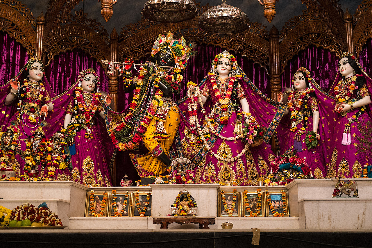 超然绝美的茹阿达-奎师那神像广受人们喜爱和崇拜,梵语"奎师那"意为最