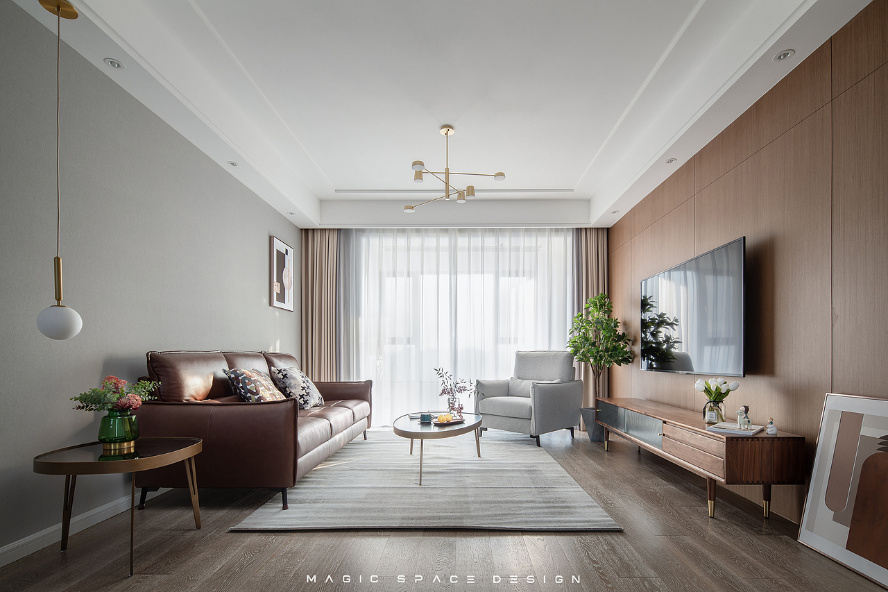 图|客厅
橡木色的基调为主,木纹板构成的背景板,素雅的灰色墙面,搭配着单幅装饰画,自有一份留白的意境。