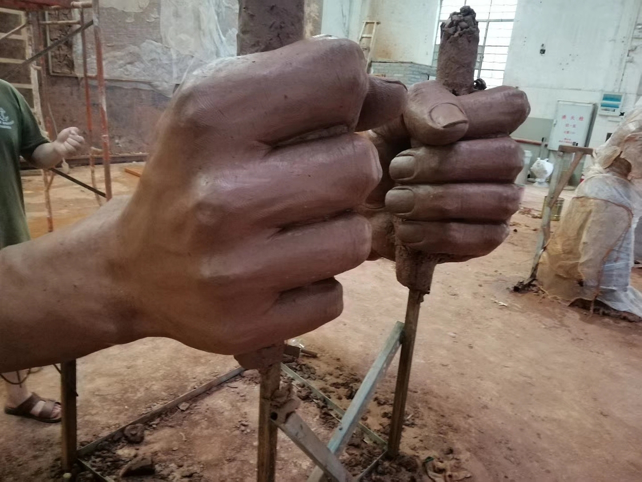 南阳雕塑作品，不锈钢雕塑，泥塑铜雕塑，南阳雕塑未来