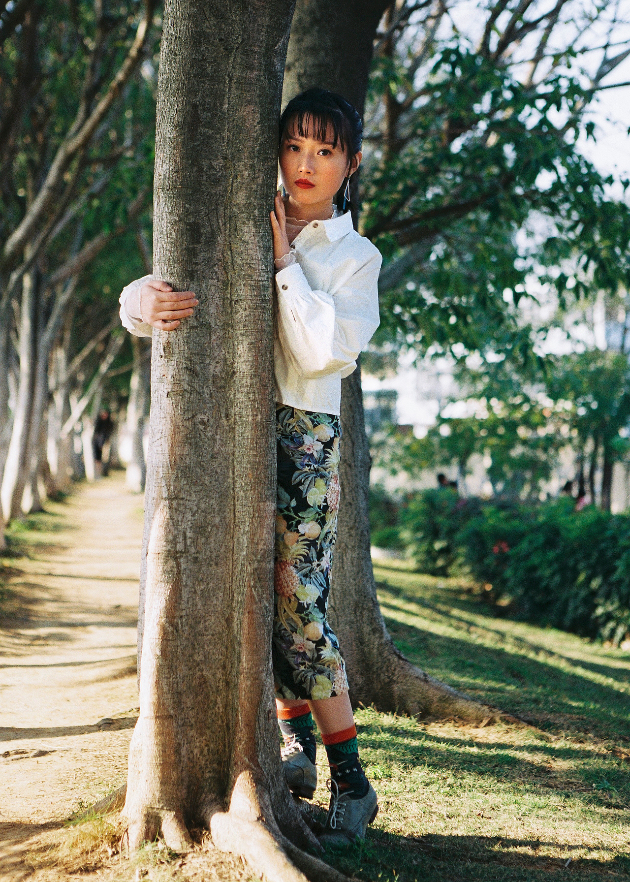 五月的阳光一如往常 劫持了她所有的幻想