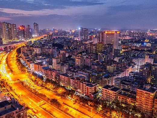 深圳龙华区上塘布龙路地面地铁仁合医院城市夜景