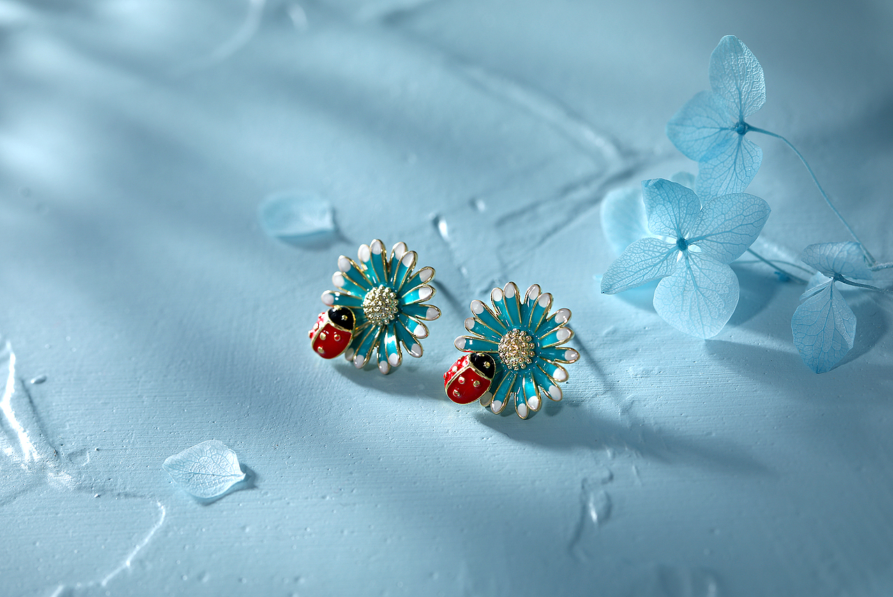 浅蓝底 小雏菊耳钉 首饰摄影 耳钉场景图 时尚首饰（图ZMjYzNDUxMDYw） - 产品摄影 - 站酷设计师广州小韩原创素材 - 站酷ZCOOL