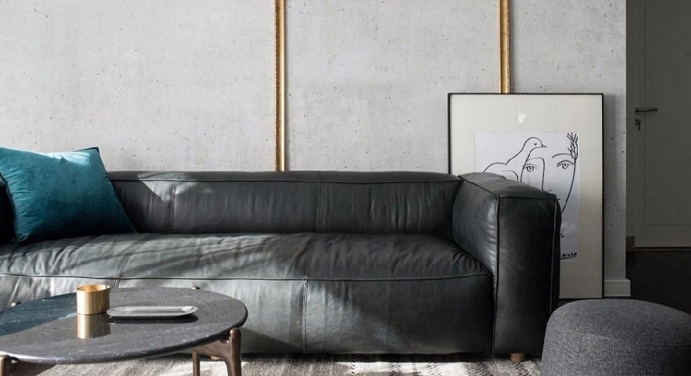 业主全家人的身高都很高,她极力想要一个适宜的吧台,饮食、工作、玩乐兼顾。这个接近两米五的长吧台用大理石材质很难撑起来,因此是稍贵的仿大理石的石英石打造的。